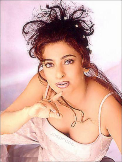 juhi chawla cleavage