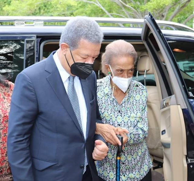 Expresidente Leonel Fernández acompañó a su madre a recibir la primer dosis de la vacuna contra el COVID-19 