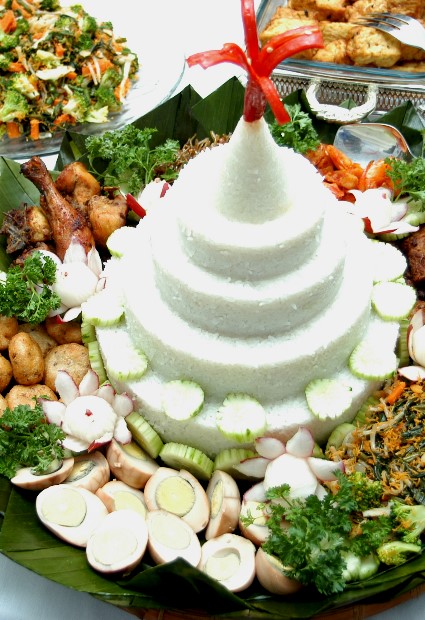 Endang Setyaningsih membuat dan menghias tumpeng 