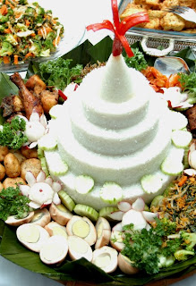 Endang Setyaningsih membuat dan menghias  tumpeng