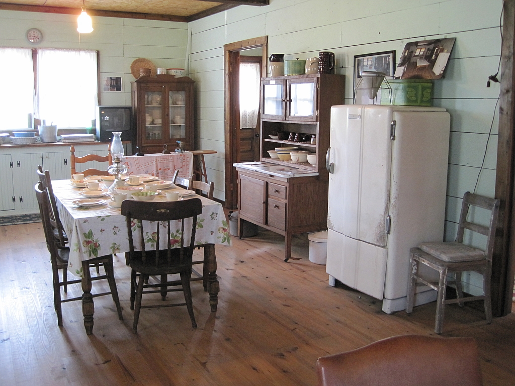 The Country Farm Home: A Visit To A Painted House