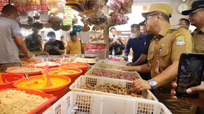 INSPEKSI MENDADAK Pasar Bantargebang, Pastikan Ketersediaan Stok Bahan Pangan Aman!! 