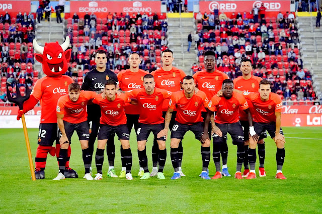 R. C. D. MALLORCA. Temporada 2021-22. Manolo Reina, Franco Russo, Martin Valjent, Iddrisu Baba, Ángel Rodríguez. Pablo Maffeo, Íñigo Ruiz de Galarreta, Dani Rodríguez, Antonio Sánchez, Amath Ndiaye, Brian Oliván. R. C. D. MALLORCA 1 SEVILLA F. C. 1. 27/10/2021. Campeonato de Liga de 1ª División, jornada 11. Mallorca, Visit Mallorca Estadi: 15.125 espectadores. GOLES: 1-0: 22’, Antonio Sánchez. 1-1: 73’, Erik Lamela.