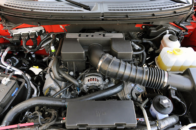 [2010 Ford F-150 SVT Raptor 6.2 engine]