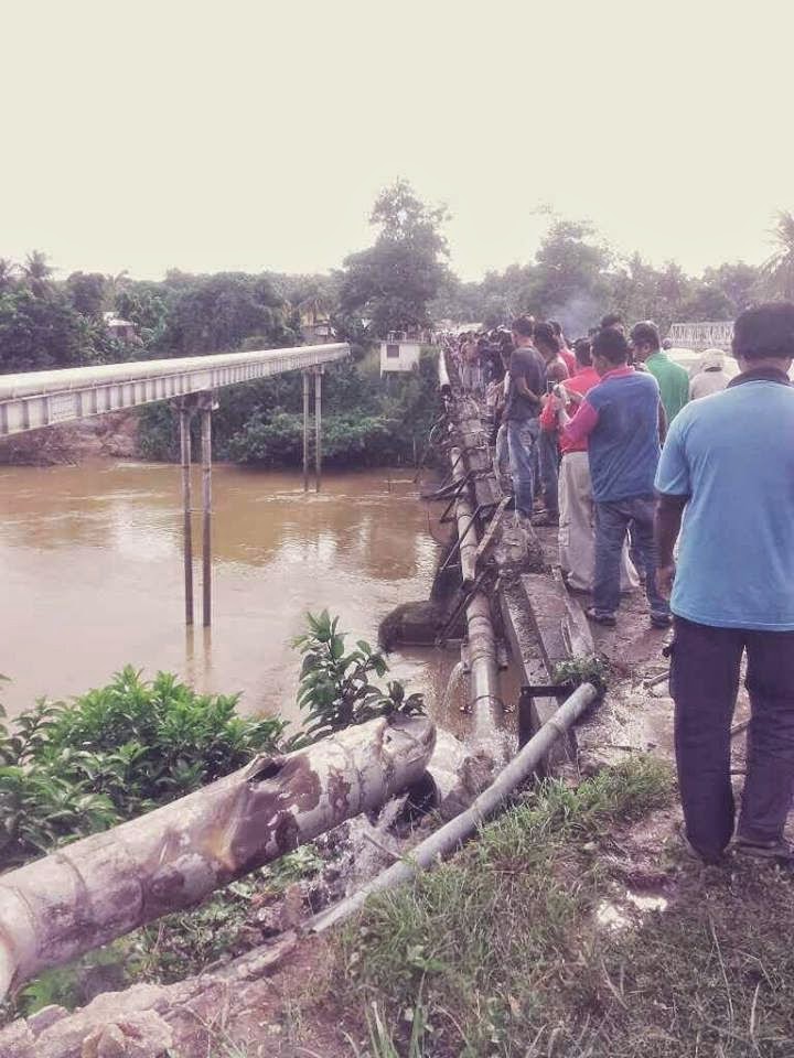 7 GAMBAR: Bas Terhumban Ke Dalam Sungai di Sungai Petani ...