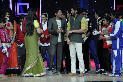 Sonam Kapoor and Farhan Akhtar on the sets of 'India's Dancing Superstars'