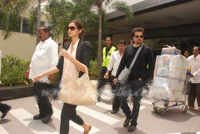 Anil kapoor and her daughter Sonam Kapoor at Mumbai airpot. 