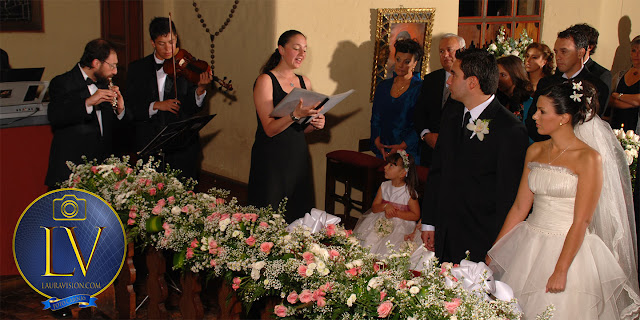 musicos tocan con soprano, los novios los ven baranda con flores