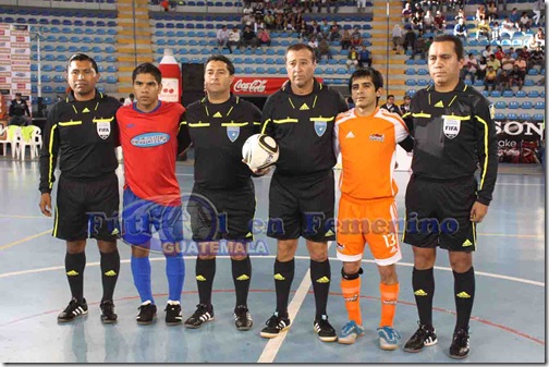 cuarteta arbitral y capitanes.