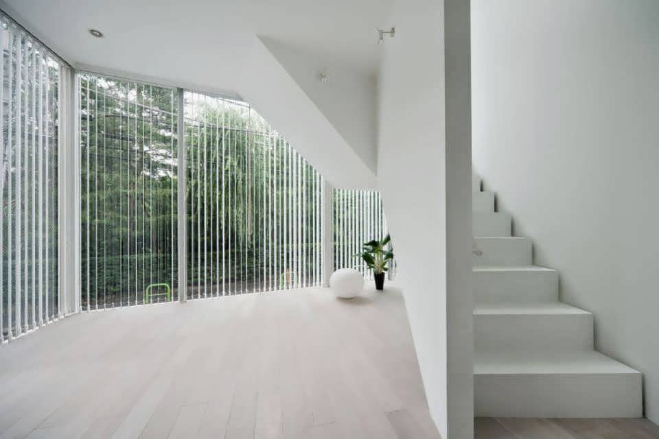 Transparent House of Full Glass Minimalist White Design make You Life in Spiral