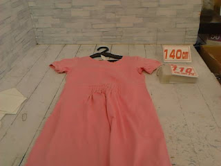 中古品　子供服　１４０ｃｍ　ピンク　半袖ワンピース　１１０円