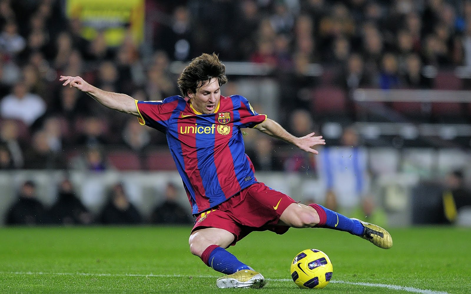 Messi kick Ball wallpaper