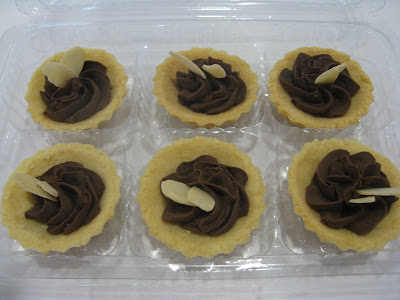 .: Chocolate Eclair,Cream Puff,Chocolate Tart ,Blueberry 