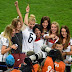 JERMAN JUARA PIALA DUNIA 2014: Foto-foto Kegembiraan Pemain Jerman Dengan Istri Dan Kekasihnya