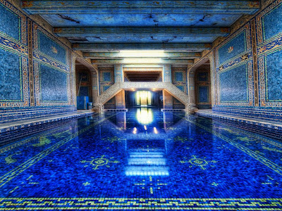 piscina-azul-en-el-castillo-de-hearst