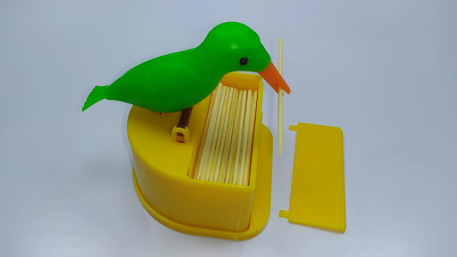 فكرة ذكية لتقديم عيدان الاسنان Hummingbird Toothpick Dispenser