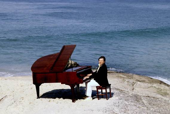 Tom Jobim Rio de Janeiro, piano sobre Arpoador