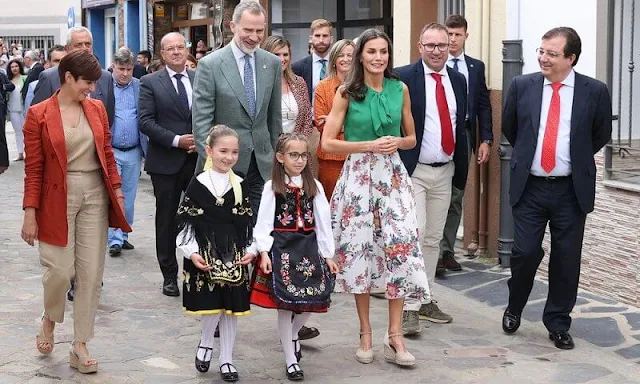 Queen Letizia wore a floral print cotton silk blend skirt by Sweet Matitos. Carolina Herrera green pussy-bow sleeveless silk blouse