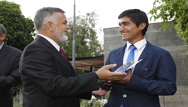 El triatleta Diego Manzo recibiendo el premio  Nuevos Héroes 2015