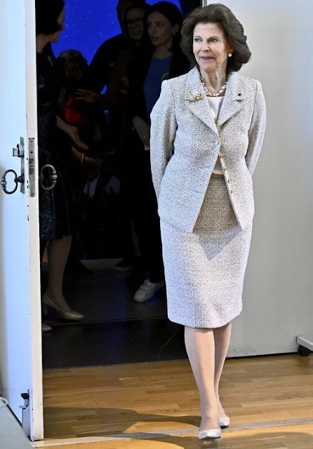 Queen Silvia of Sweden and Finland’s First Lady Jenni Haukio visited the Swedish Academy. Jenni Haukio wore a navy dress