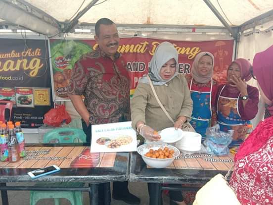 Kunjungi Stand Sumbar Expo di Medan, Istri Wawako Sempatkan Membuat Sala Bulek