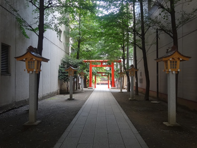 花園神社,灯篭,鳥居,石畳,新宿〈著作権フリー無料画像〉Free Stock Photos