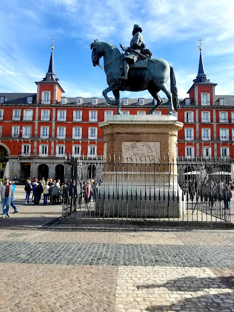 First Time Exploring Madrid: Casual Vacation Outfit