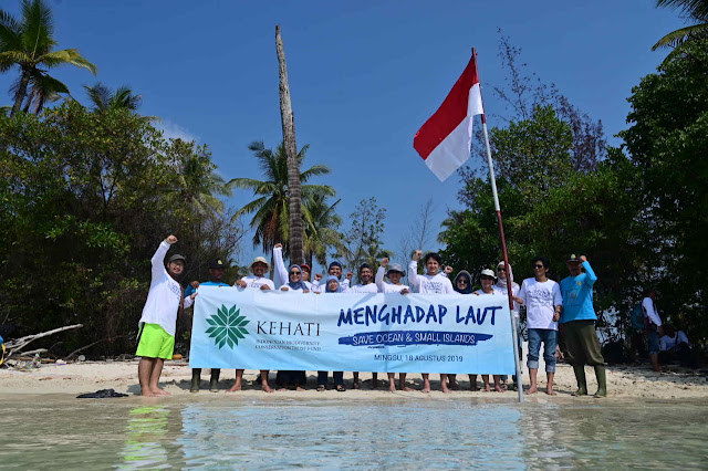 Peserta Menghadap Laut Yayasan Kehati di Pulau Sangiang, Banten