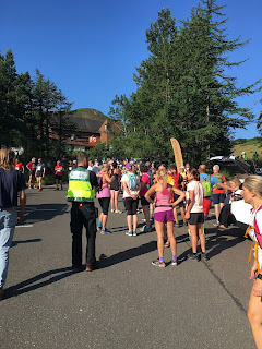 Runners near the start line.