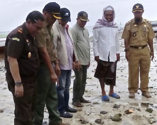 Foto Bersama Bupati Seusai Penandatanganan, Piagam Latondu Dan Pelepasan, Tukik Penyu