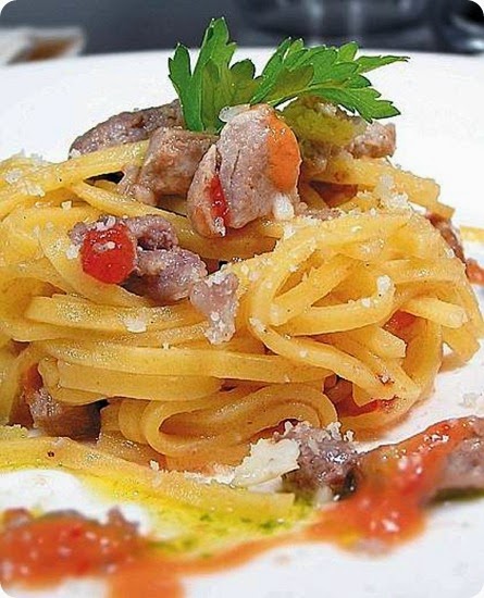 Maccheroncelli di pasta fresca con salsiccia e buzzonaglia di tonno