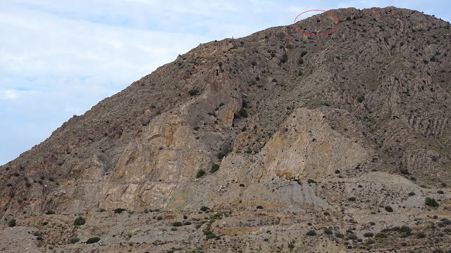 Cantera de la Madama en la actualidad y Cueva (más arriba, circulada).