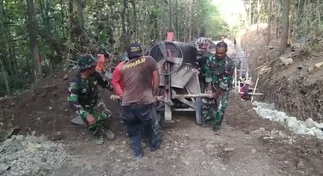 Mesin Molen jadi andalan Satgas TMMD Sengkuyung di desa Kedungsono, percepat pekerjaan Talud Jalan.