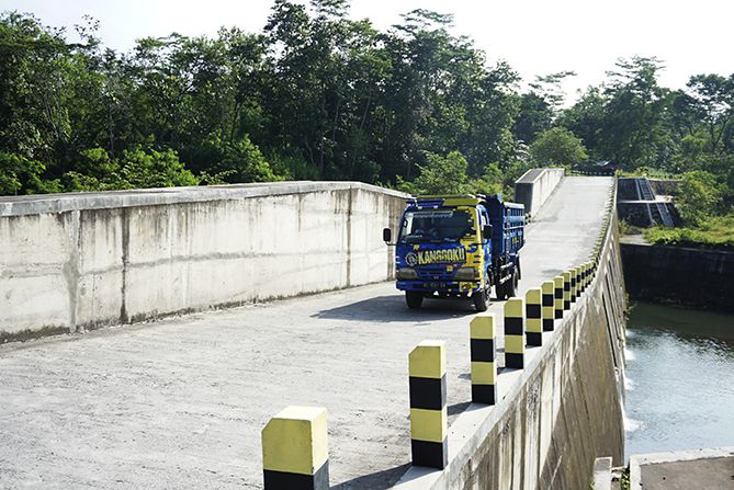 DAM Kali Woro dilintasi banyak truk