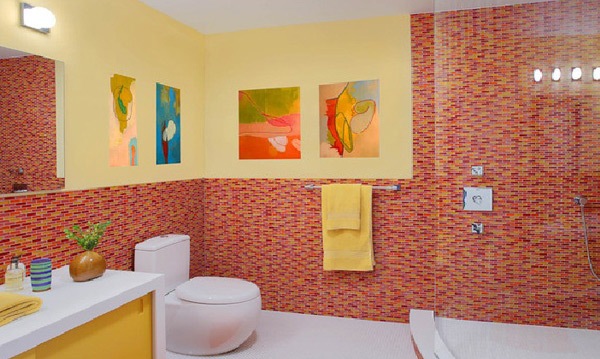 Kamar Mandi Unik dengan Dinding Mozaik Warna Warni 
