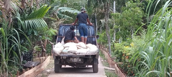 Daya dan Upaya Satgas TMMD Reguler Ke-111Kodim 1207/Pontianak Dalam Mengatasi Material yang Jauh Dari Alat Pengolahan