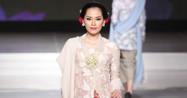 Model Kebaya Modern Putih Berbunga Inspirasi Model Kebaya 