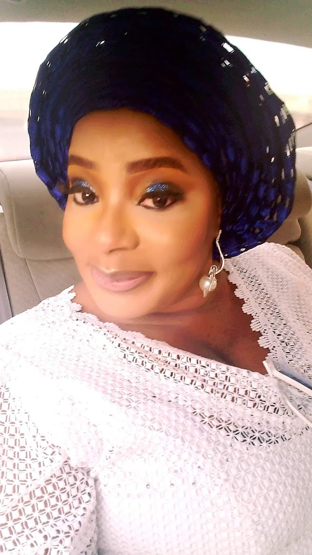 See Lagos Celebrity Lady,Olanike Olawoyin's Stunning Look In White & Blue