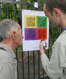 Фото Укринформ: на выставке QR-ART