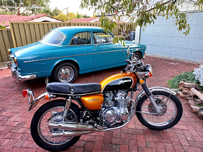 1972 Honda CB500K1 next to Volvo 122S 1969