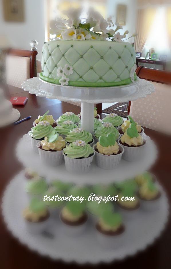 Lime Green Wedding Set Another one of them cake and cupcake set