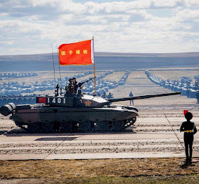 Exercícios militares conjuntos com a Rússia. A China incrementou muito sua despesa  militar na última década