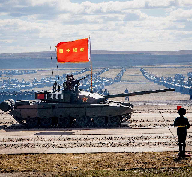 Exercícios militares conjuntos com a Rússia. A China incrementou muito sua despesa  militar na última década