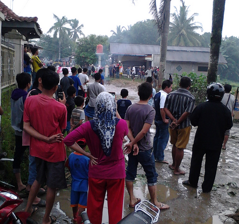 Warga Tenjo Menuntut Perbaikan Jalan 