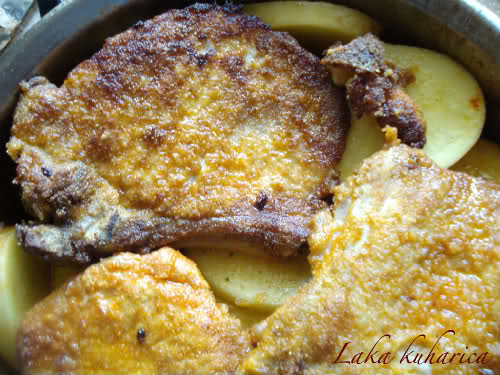 Pork cutlets with paprika and potatoes by Laka kuharica: Place the cutlets onto potatoes