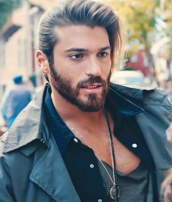 Continuing his career in Italy, Can Yaman has initiated a new solidarity project with his foundation "Can Yaman for Children" in Italy. Under the project named "Break the Wall Tour," he began his tour in Italy on March 10.