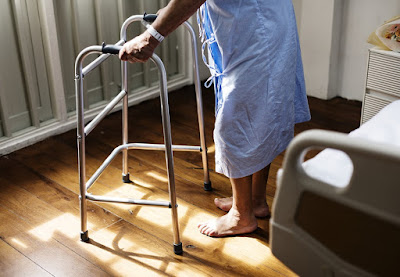 Fátima y la Fisioterapia. Fisioterapeuta o Fisio a domicilio en Oviedo. Anciana que sufre fractura de cadera y deambula con un andador. 