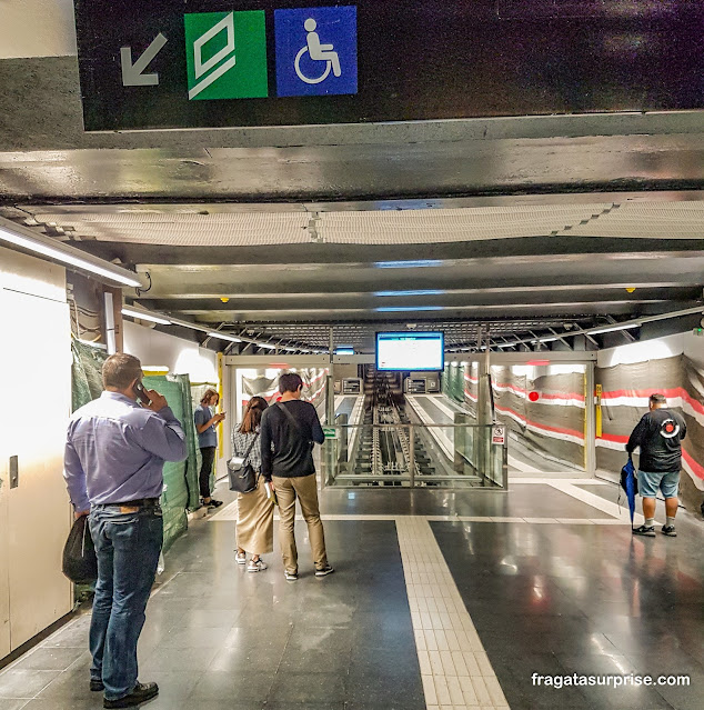 Acesso ao Funicular de Montjuïc na Estação Paral-lel do metrô de Barcelona