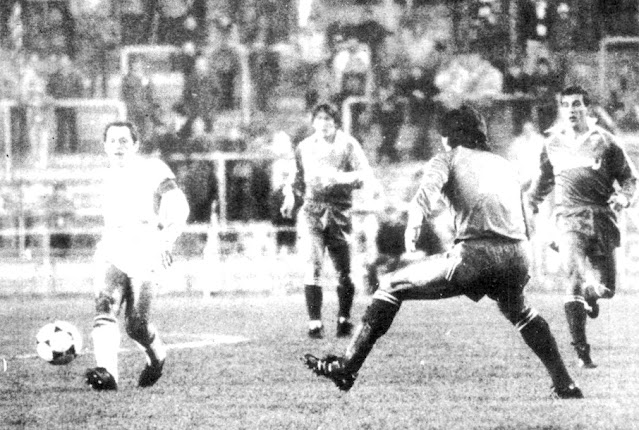 Minguela conduce la pelota y encara a Blesa ante la mirada de Señor. REAL VALLADOLID DEPORTIVO 1 REAL ZARAGOZA C. D. 1. 28/12/1986. Campeonato de Liga de 1ª División, jornada 20. Valladolid, estadio Municipal José Zorrilla.