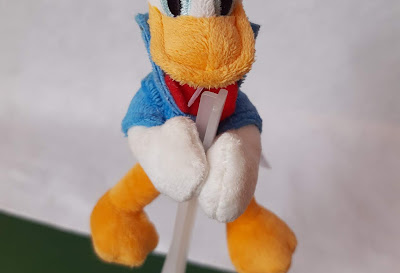 Mini pelucia com ímã nas mãos , agarradinho, do Pato Donald Disney 12cm de altura R$ 15,00